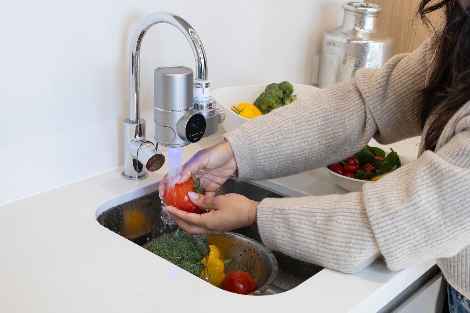 Showing the filter on a kitchen sink